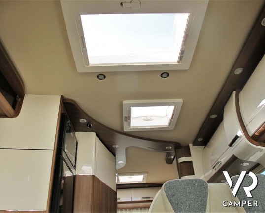 Carthago C-Tourer I 142 - camper nuovo motorhome con letto matrimoniale. In esposizione durante il Porte Aperte 9-10-11 Ottobre 2020 da Italia VR