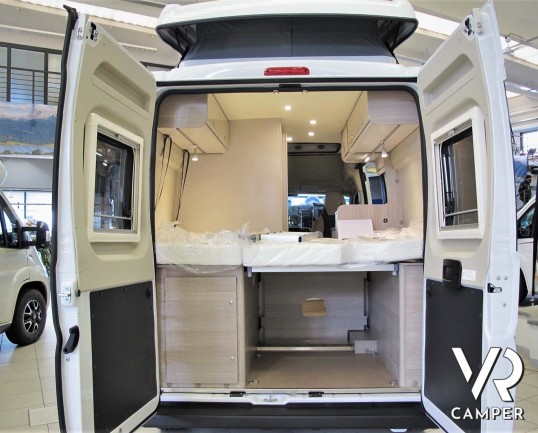 Burstner Campeo C 540 furgonato nuovo colore bianco con letto sul tetto, accessoriato con pacchetto Campeo + Active. Su Fiat Ducato 140 CV. Italia VR