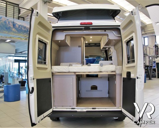 Burstner Eliseo C 540: camper furgonato nuovo con letto sul tetto, accessoriato con pacchetto Eliseo + Eliseo Select. Su Fiat Ducato 140 CV.