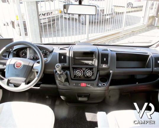 Roller Team XLM: camper usato semintegrale con letto nautico posteriore, 5 posti omologati, su Fiat Ducato 150 CV. In vendita da Italia VR a Torino.