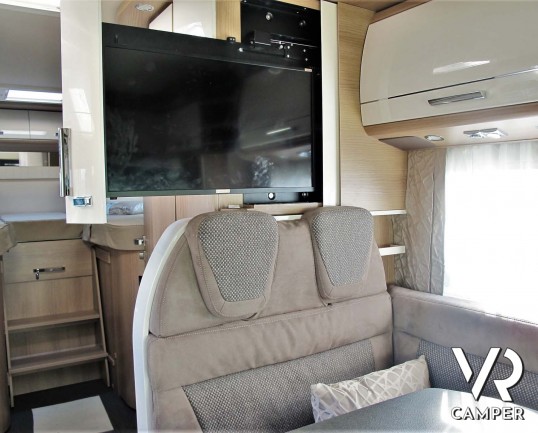 Carthago c-tourer T 143 LE - camper nuovo, camper semintegrale su Mercedes-Benz Sprinter 170 CV, con letti gemelli e garage. In esposizione durante il