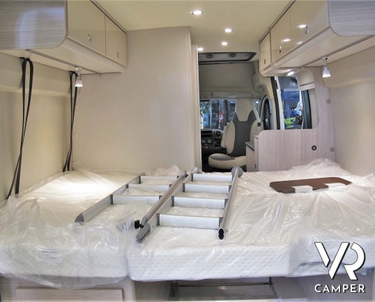 Burstner Campeo C 540 furgonato nuovo colore bianco con letto sul tetto, accessoriato con pacchetto Campeo + Active. Su Fiat Ducato 140 CV. Italia VR