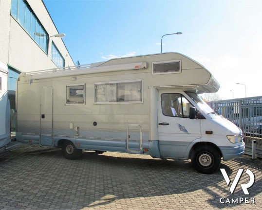 Rimor Super Brig 728 - camper mansardato usato con 7 posti letto, su Mercedes 312 2,9 TDI (123 CV). Lungo 7,43 mt. Ideale per viaggi di famiglia. Ital