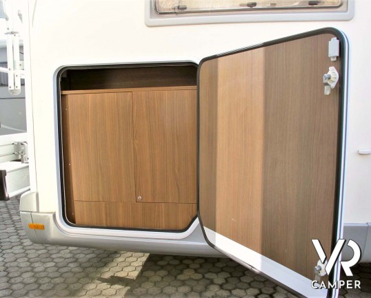 Roller Team XLM: camper usato semintegrale con letto nautico posteriore, 5 posti omologati, su Fiat Ducato 150 CV. In vendita da Italia VR a Torino.