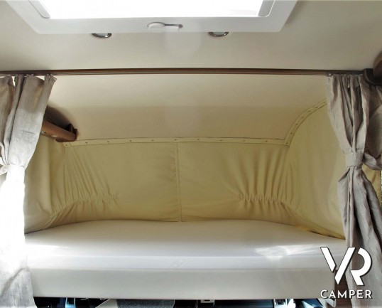 Carthago C-Tourer I 142 - camper nuovo motorhome con letto matrimoniale. In esposizione durante il Porte Aperte 9-10-11 Ottobre 2020 da Italia VR