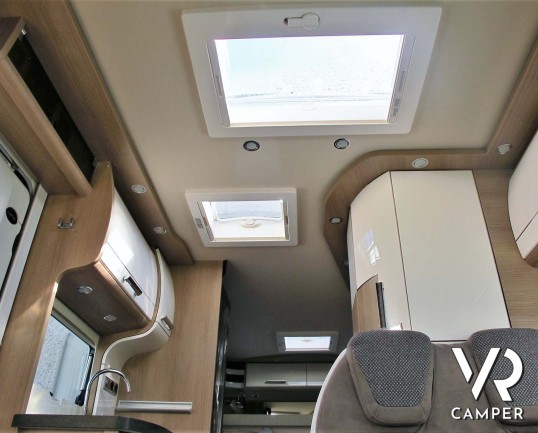 Carthago c-tourer T 143 LE - camper nuovo, camper semintegrale su Mercedes-Benz Sprinter 170 CV, con letti gemelli e garage. In esposizione durante il