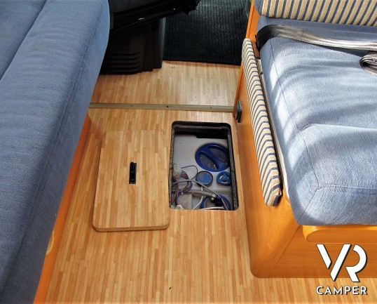 Hymer Camp 544 SL - camper usato, camper mansardato, camper 5 posti letto, dotato di veranda, oscuranti, antenna tv. Su Fiat Ducato 130 CV. In vendita