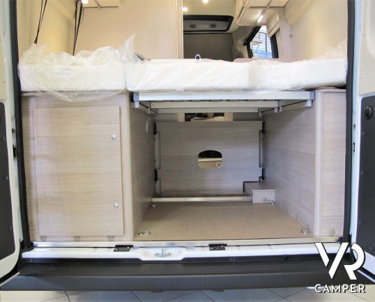 Burstner Campeo C 540 furgonato nuovo colore bianco con letto sul tetto, accessoriato con pacchetto Campeo + Active. Su Fiat Ducato 140 CV. Italia VR