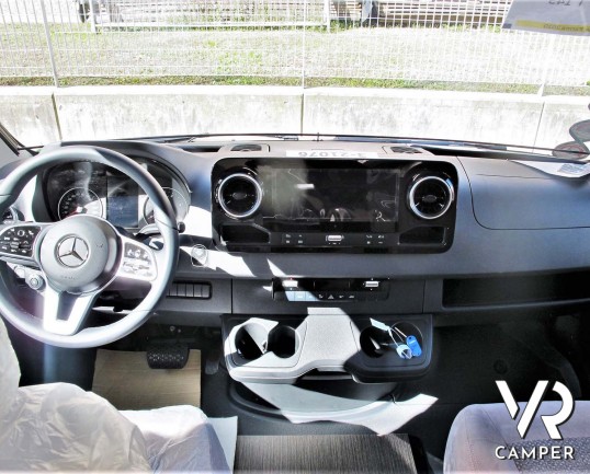 Carthago c-tourer T 143 LE - camper nuovo, camper semintegrale su Mercedes-Benz Sprinter 170 CV, con letti gemelli e garage. In esposizione durante il