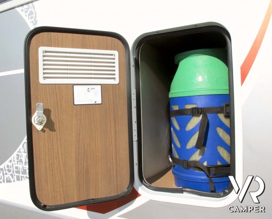 Roller Team XLM: camper usato semintegrale con letto nautico posteriore, 5 posti omologati, su Fiat Ducato 150 CV. In vendita da Italia VR a Torino.