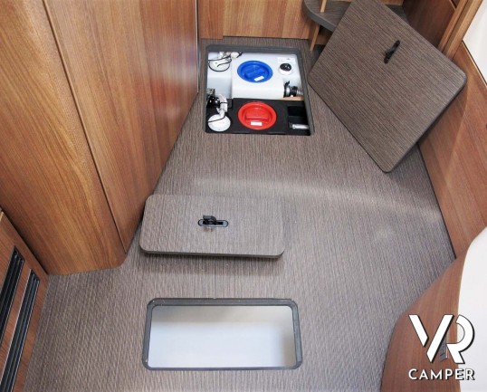 Carthago C-Tourer I 142 - camper nuovo motorhome con letto matrimoniale. In esposizione durante il Porte Aperte 9-10-11 Ottobre 2020 da Italia VR