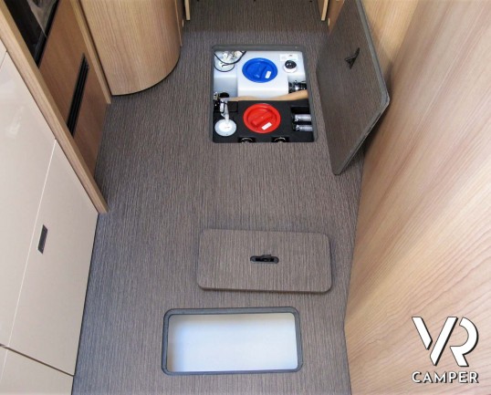 Carthago c-tourer T 143 LE - camper nuovo, camper semintegrale su Mercedes-Benz Sprinter 170 CV, con letti gemelli e garage. In esposizione durante il