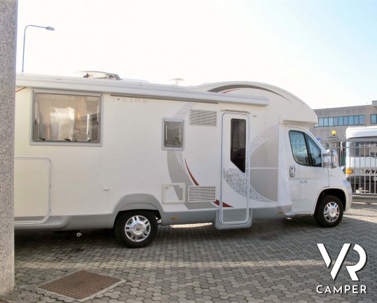 Roller Team XLM: camper usato semintegrale con letto nautico posteriore, 5 posti omologati, su Fiat Ducato 150 CV. In vendita da Italia VR a Torino.