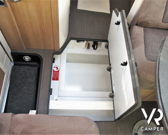 Carthago c-tourer T 143 LE - camper nuovo, camper semintegrale su Mercedes-Benz Sprinter 170 CV, con letti gemelli e garage. In esposizione durante il