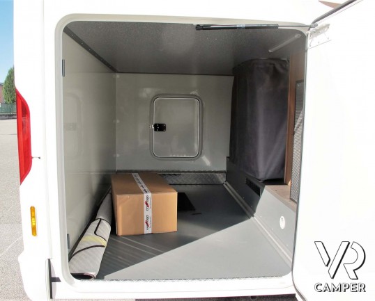 Carthago C-Tourer I 142 - camper nuovo motorhome con letto matrimoniale. In esposizione durante il Porte Aperte 9-10-11 Ottobre 2020 da Italia VR