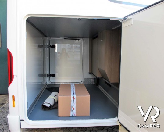 Carthago c-tourer T 143 LE - camper nuovo, camper semintegrale su Mercedes-Benz Sprinter 170 CV, con letti gemelli e garage. In esposizione durante il