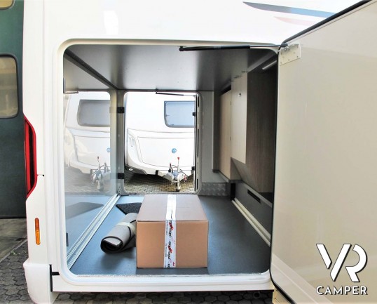 Carthago c-tourer T 143 LE - camper nuovo, camper semintegrale su Mercedes-Benz Sprinter 170 CV, con letti gemelli e garage. In esposizione durante il