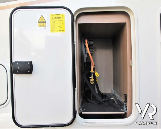 Carthago c-tourer T 143 LE - camper nuovo, camper semintegrale su Mercedes-Benz Sprinter 170 CV, con letti gemelli e garage. In esposizione durante il