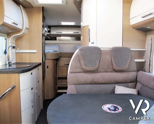 Carthago c-tourer T 143 LE - camper nuovo, camper semintegrale su Mercedes-Benz Sprinter 170 CV, con letti gemelli e garage. In esposizione durante il