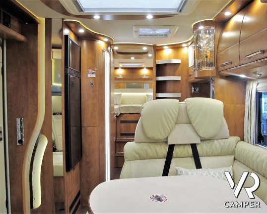 Carthago Chic c-line I 4.9 - camper nuovo, camper motorhome con letti gemelli e basculante. In esposizione durante il Porte Aperte 91011 Ottobre 2020