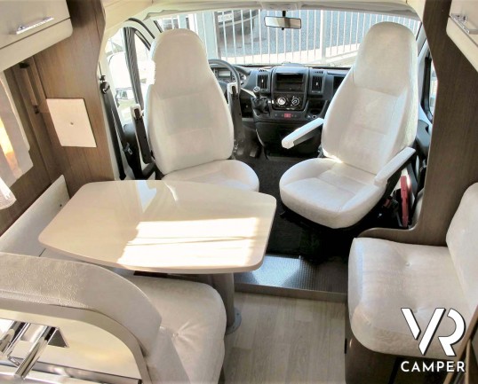 Roller Team XLM: camper usato semintegrale con letto nautico posteriore, 5 posti omologati, su Fiat Ducato 150 CV. In vendita da Italia VR a Torino.