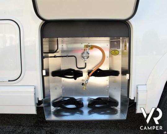Carthago C-Tourer I 142 - camper nuovo motorhome con letto matrimoniale. In esposizione durante il Porte Aperte 9-10-11 Ottobre 2020 da Italia VR