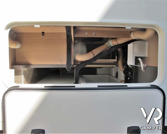 Carthago c-tourer T 143 LE - camper nuovo, camper semintegrale su Mercedes-Benz Sprinter 170 CV, con letti gemelli e garage. In esposizione durante il