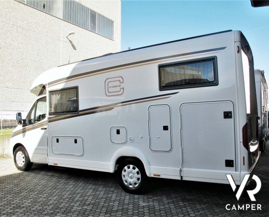 Carthago c-tourer T 143 LE - camper nuovo, camper semintegrale su Mercedes-Benz Sprinter 170 CV, con letti gemelli e garage. In esposizione durante il