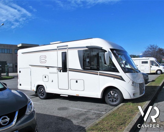 Carthago C-Tourer I 142 - camper nuovo motorhome con letto matrimoniale. In esposizione durante il Porte Aperte 9-10-11 Ottobre 2020 da Italia VR