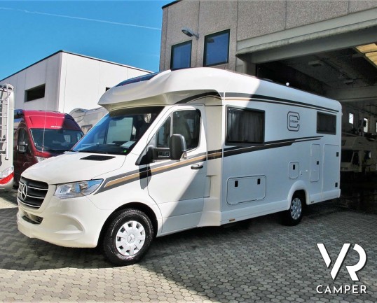 Carthago c-tourer T 143 LE - camper nuovo, camper semintegrale su Mercedes-Benz Sprinter 170 CV, con letti gemelli e garage. In esposizione durante il