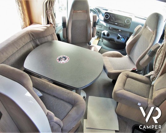 Carthago c-tourer T 143 LE - camper nuovo, camper semintegrale su Mercedes-Benz Sprinter 170 CV, con letti gemelli e garage. In esposizione durante il