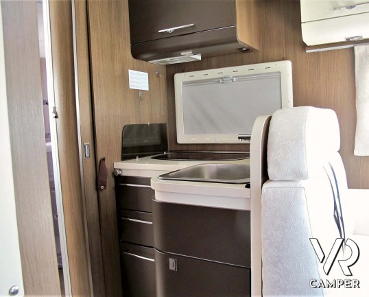 Roller Team XLM: camper usato semintegrale con letto nautico posteriore, 5 posti omologati, su Fiat Ducato 150 CV. In vendita da Italia VR a Torino.