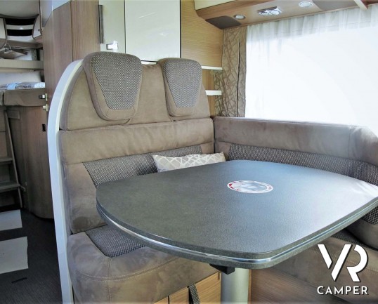 Carthago c-tourer T 143 LE - camper nuovo, camper semintegrale su Mercedes-Benz Sprinter 170 CV, con letti gemelli e garage. In esposizione durante il