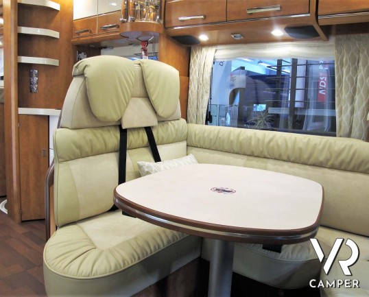 Carthago Chic c-line I 4.9 - camper nuovo, camper motorhome con letti gemelli e basculante. In esposizione durante il Porte Aperte 91011 Ottobre 2020