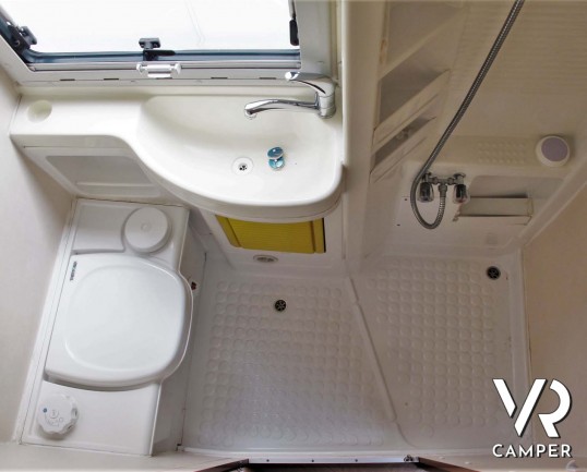 CI Pegaso - camper usato mansardato con letto matrimoniale trasversale e garage. In vendita da Italia VR a Druento - Torino