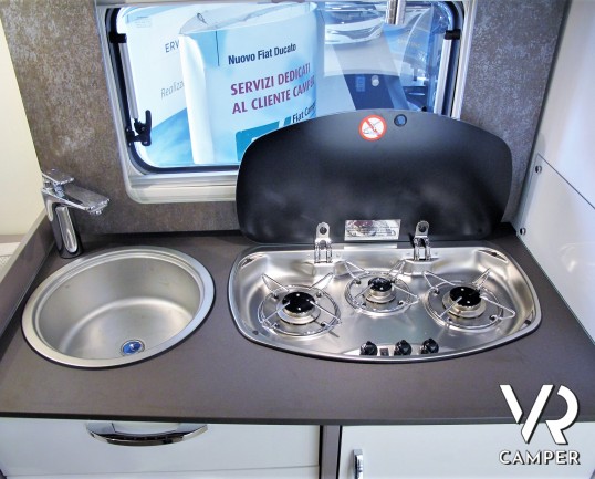 Burstner Lyseo TD 644 G Privilège: camper semintegrale nuovo con zona living posteriore trasformabile in zona notte e garage. In esposizione da Italia