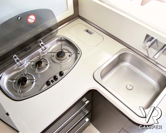 Roller Team XLM: camper usato semintegrale con letto nautico posteriore, 5 posti omologati, su Fiat Ducato 150 CV. In vendita da Italia VR a Torino.