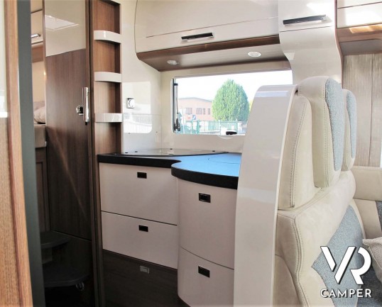 Carthago C-Tourer I 142 - camper nuovo motorhome con letto matrimoniale. In esposizione durante il Porte Aperte 9-10-11 Ottobre 2020 da Italia VR