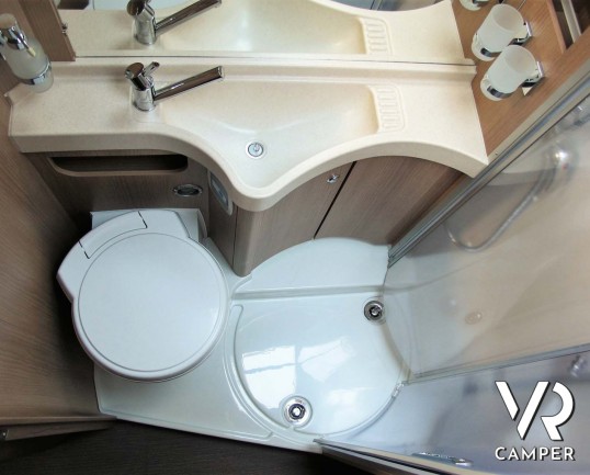 Carthago c-tourer T 143 LE - camper nuovo, camper semintegrale su Mercedes-Benz Sprinter 170 CV, con letti gemelli e garage. In esposizione durante il