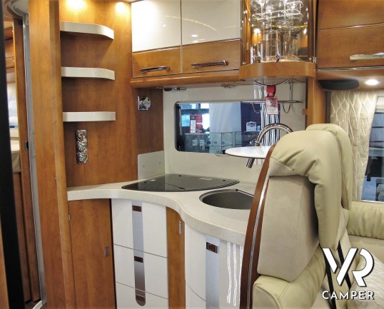Carthago Chic c-line I 4.9 - camper nuovo, camper motorhome con letti gemelli e basculante. In esposizione durante il Porte Aperte 91011 Ottobre 2020