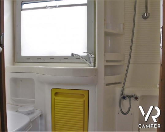 CI Pegaso - camper usato mansardato con letto matrimoniale trasversale e garage. In vendita da Italia VR a Druento - Torino