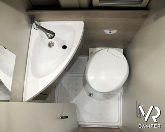 Burstner Campeo C 540 furgonato nuovo colore bianco con letto sul tetto, accessoriato con pacchetto Campeo + Active. Su Fiat Ducato 140 CV. Italia VR