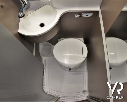 Burstner Eliseo C 540: camper furgonato nuovo con letto sul tetto, accessoriato con pacchetto Eliseo + Eliseo Select. Su Fiat Ducato 140 CV.