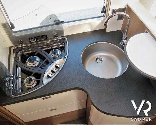 Carthago C-Tourer I 142 - camper nuovo motorhome con letto matrimoniale. In esposizione durante il Porte Aperte 9-10-11 Ottobre 2020 da Italia VR