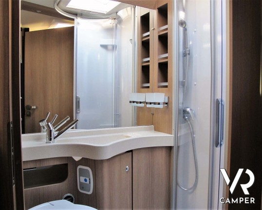 Carthago c-tourer T 143 LE - camper nuovo, camper semintegrale su Mercedes-Benz Sprinter 170 CV, con letti gemelli e garage. In esposizione durante il