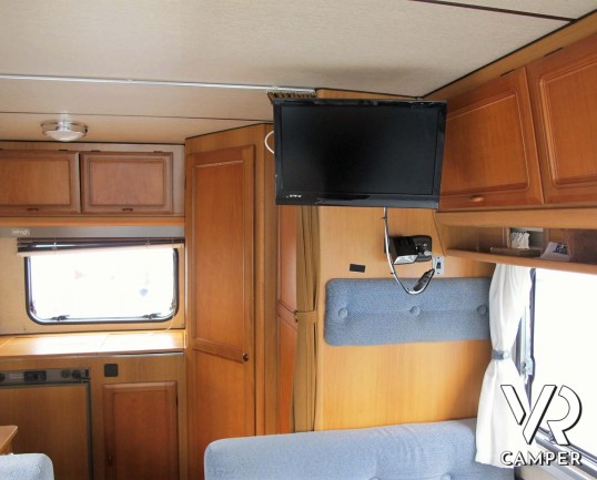 Elnagh Magnum 561 - camper motorhome usato 5 posti, su Ducato 2.500 D. Dotato di veranda, antenna tv, portabici, 2° serbatoio acqua, ventolone oblò. I