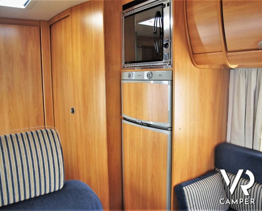 Hymer Camp 544 SL - camper usato, camper mansardato, camper 5 posti letto, dotato di veranda, oscuranti, antenna tv. Su Fiat Ducato 130 CV. In vendita