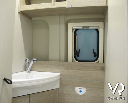 Burstner Campeo C 540 furgonato nuovo colore bianco con letto sul tetto, accessoriato con pacchetto Campeo + Active. Su Fiat Ducato 140 CV. Italia VR