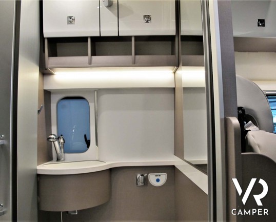 Burstner Eliseo C 540: camper furgonato nuovo con letto sul tetto, accessoriato con pacchetto Eliseo + Eliseo Select. Su Fiat Ducato 140 CV.