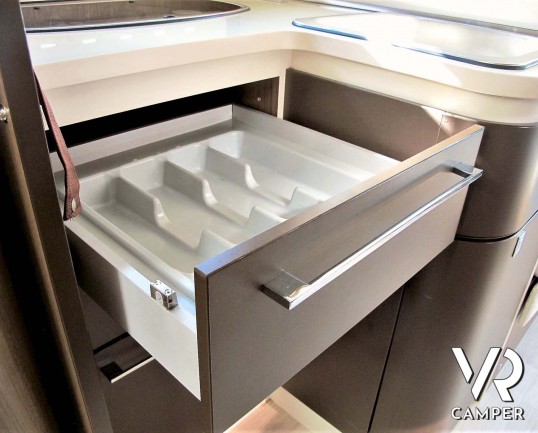 Roller Team XLM: camper usato semintegrale con letto nautico posteriore, 5 posti omologati, su Fiat Ducato 150 CV. In vendita da Italia VR a Torino.